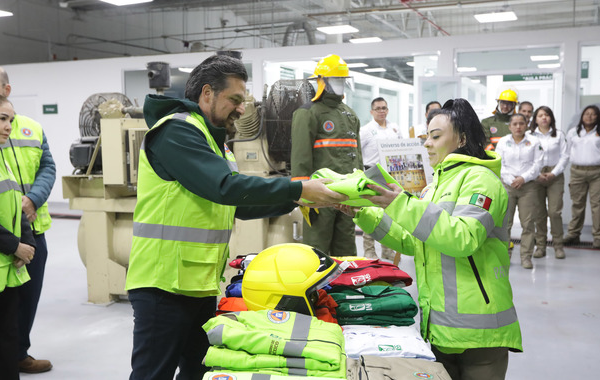 Zoé Robledo encabeza entrega de más de 100 mil uniformes y equipos de protección civil para brigadistas del IMSS