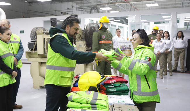 Zoé Robledo encabeza entrega de más de 100 mil uniformes y equipos de protección civil para brigadistas del IMSS