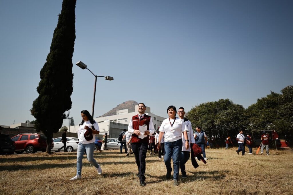 Entrega Martí Batres equipo médico, vacunas y mobiliario en la CMFEQ “Xalostoc” del ISSSTE en el Estado de México