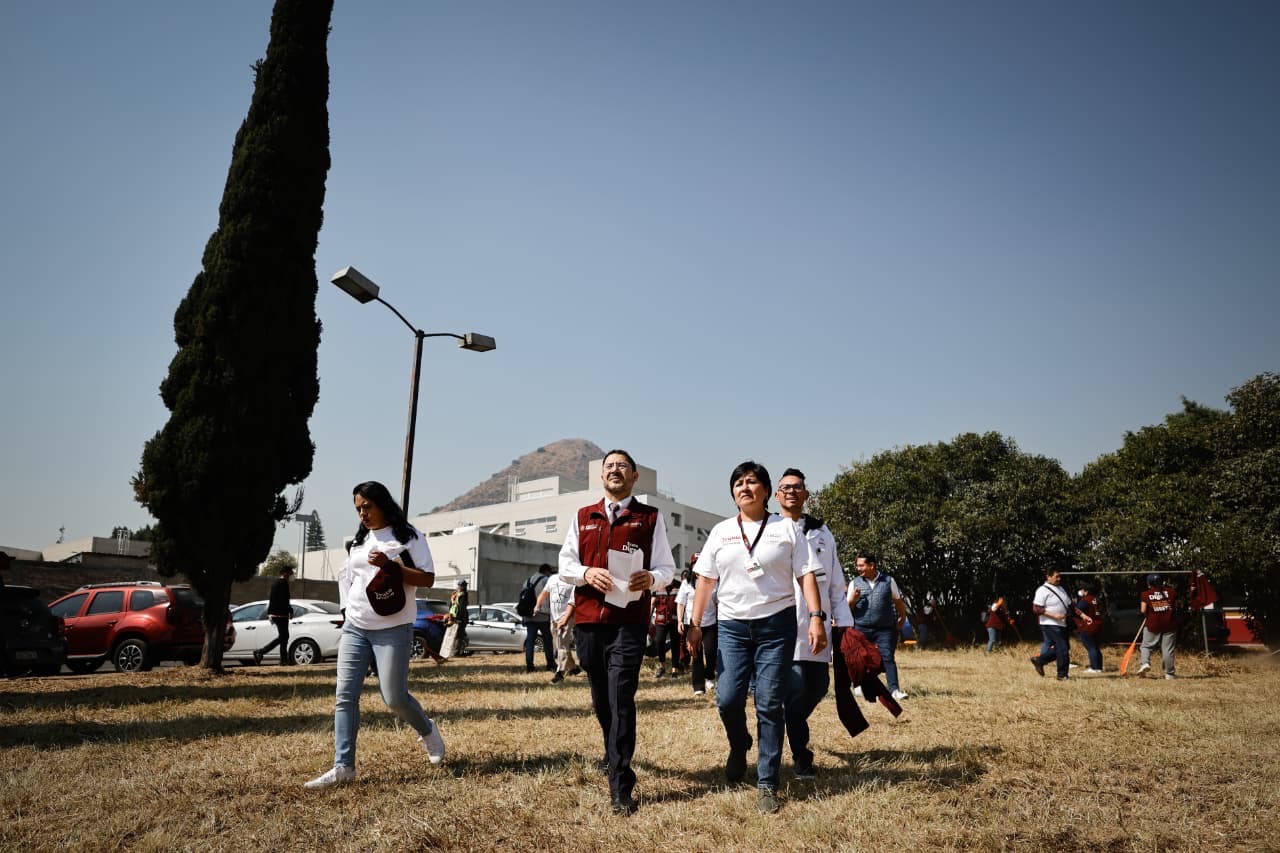 Entrega Martí Batres equipo médico, vacunas y mobiliario en la CMFEQ “Xalostoc” del ISSSTE en el Estado de México