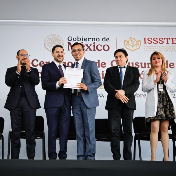 Egresan 2 mil 113 médicos de cursos de especialización del ISSSTE; Martí Batres los invita a seguir en la Institución