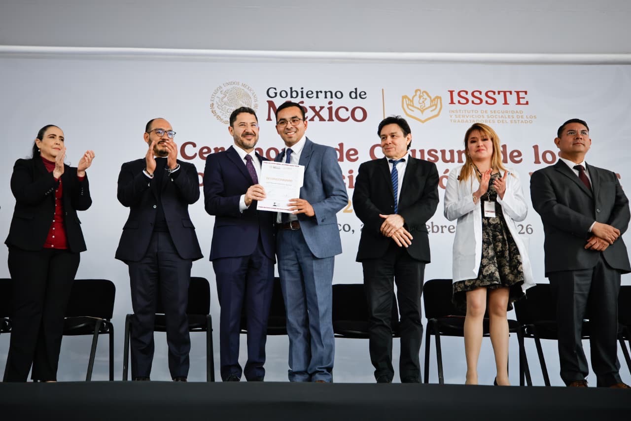 Egresan 2 mil 113 médicos de cursos de especialización del ISSSTE; Martí Batres los invita a seguir en la Institución