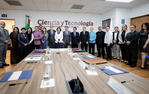 Firman ISSSTE y Universidad de la Salud convenio para impulsar la profesionalización de personal médico