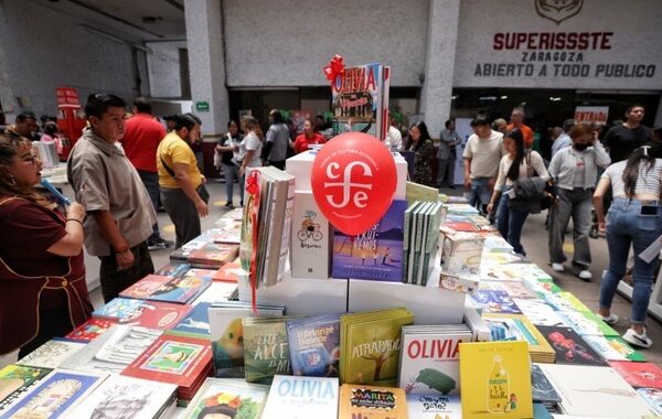 En la Feria del Libro en SUPERISSSTE Zaragoza, Martí Batres invita a adquirir canasta básica y libros