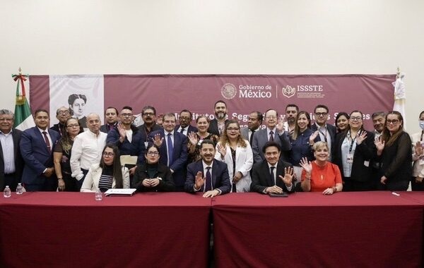 Martí Batres encabeza reunión con directoras y directores de hospitales del ISSSTE
