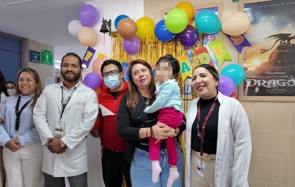 Niña de dos años vence al cáncer con tratamiento interinstitucional del ISSSTE